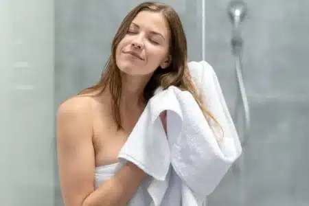 Pas tous les jours ni tous les 3 jours : une experte révèle la vraie fréquence pour laver vos serviettes de bain