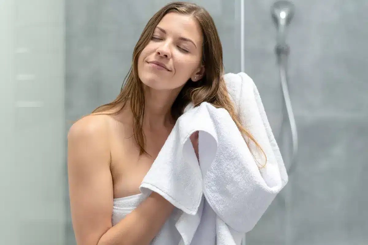 Pas tous les jours ni tous les 3 jours : une experte révèle la vraie fréquence pour laver vos serviettes de bain