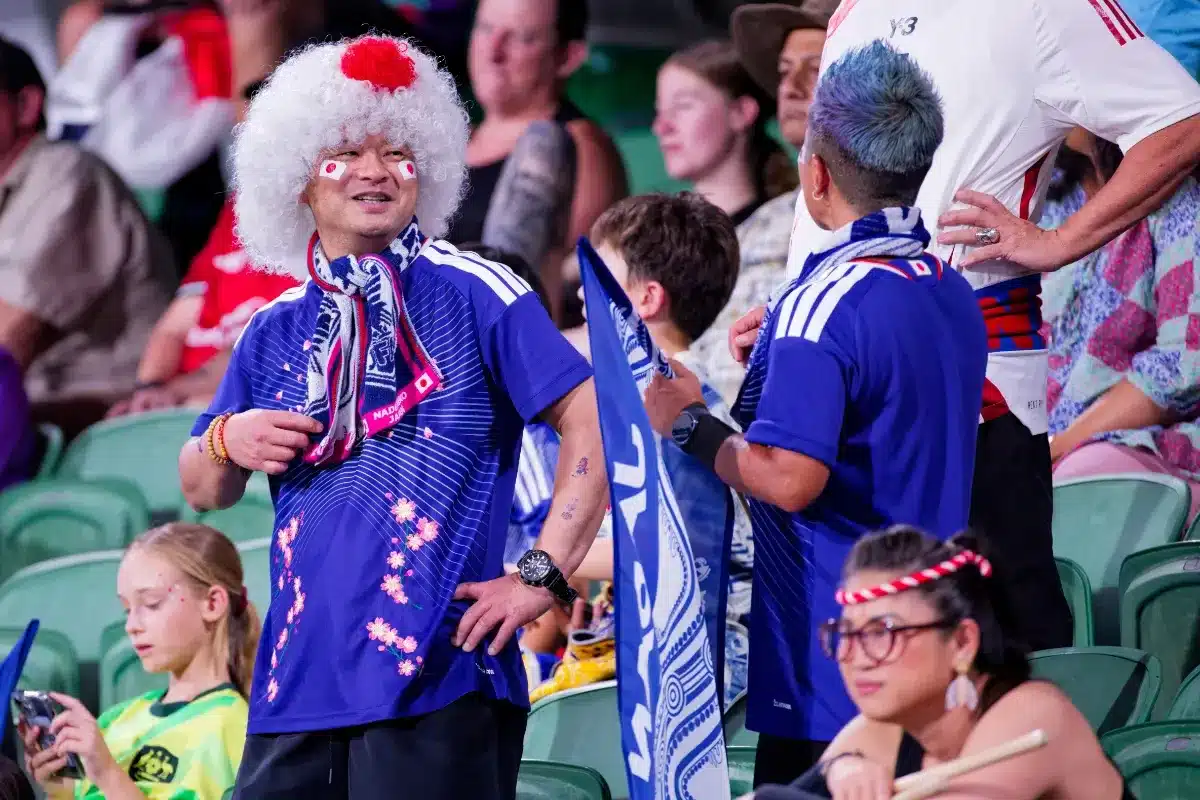 Après le match, les supporters japonais sont restés seuls dans les tribunes : ils ont nettoyé chaque rang avec des sacs bleus qu'ils avaient apportés de chez eux