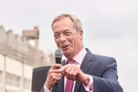 Farage promet de couper l'accès au logement social aux étrangers : « Les Britanniques d'abord », une mesure qui divise l'opinion