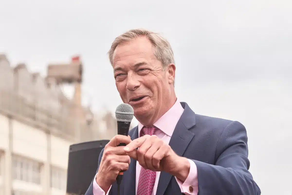Farage promet de couper l'accès au logement social aux étrangers : « Les Britanniques d'abord », une mesure qui divise l'opinion