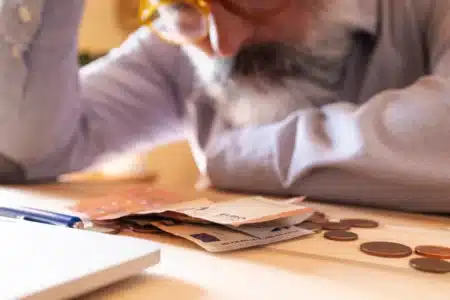 Beaucoup de retraités découvrent qu'ils ne font plus partie de la classe moyenne avec leur pension actuelle