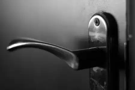 Pourquoi de plus en plus de gens enroulent leurs poignées de porte dans du papier aluminium