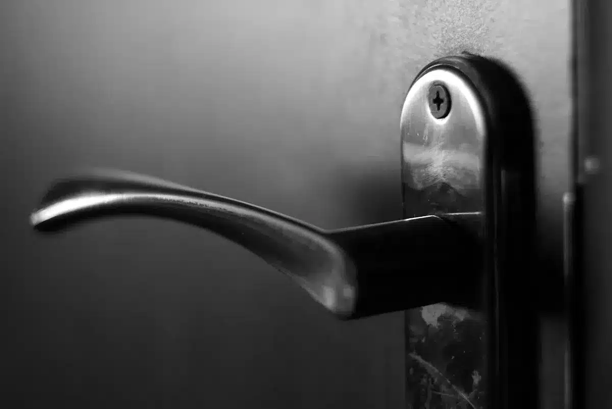 Pourquoi de plus en plus de gens enroulent leurs poignées de porte dans du papier aluminium