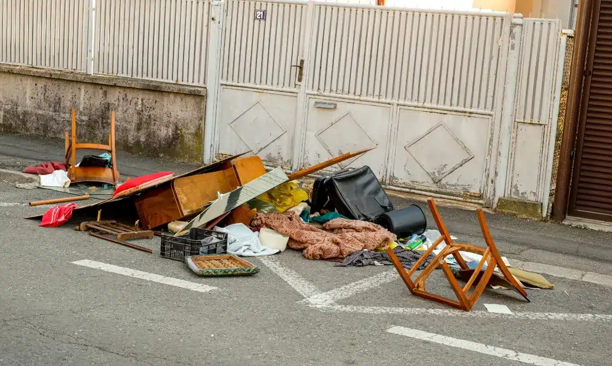 À 75 ans, excédé par les squatteurs, ce retraité vide lui-même son appartement sous les yeux des passants