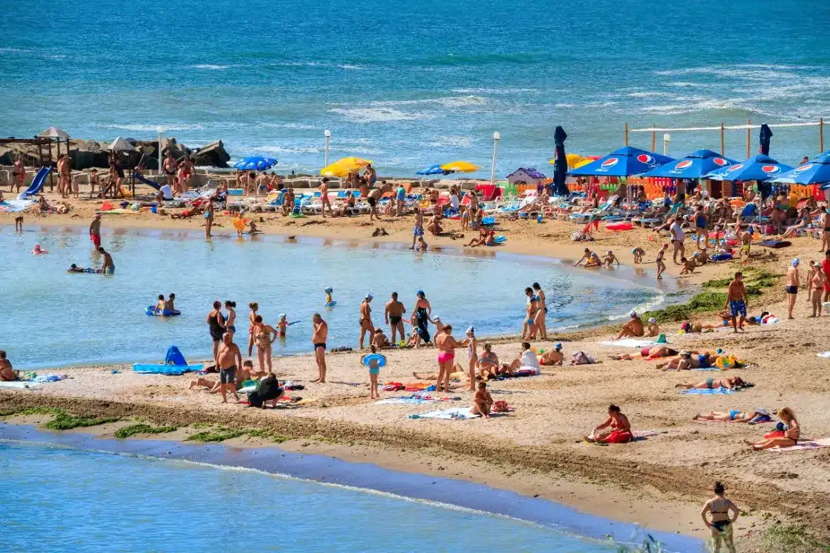 « Partir à cinq, c'est trop difficile » : plus d'un quart des Français renoncent aux vacances cet été, les familles nombreuses sont les premières touchées