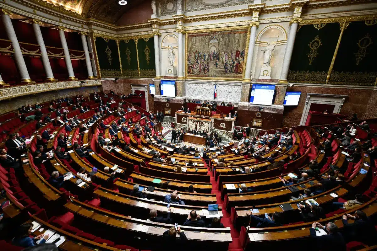 Après 2 ans, l'Assemblée nationale vote (enfin) le droit à l'aide à mourir