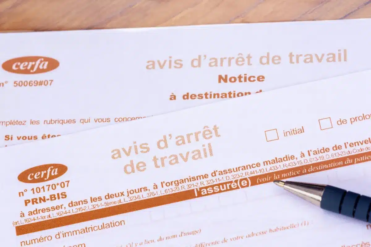 Partir en vacances pendant un arrêt maladie : ce que votre employeur peut légalement vérifier, et les sanctions que beaucoup ignorent