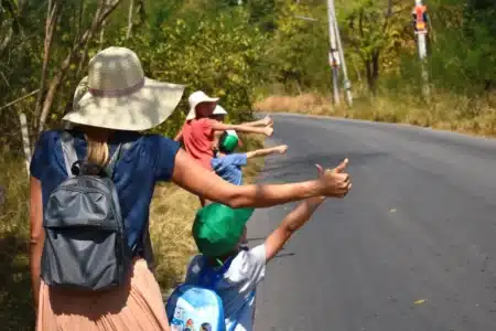 Pourquoi de plus en plus de touristes français se retrouvent avec une amende pour avoir simplement levé le pouce : ces pays où le stop est interdit