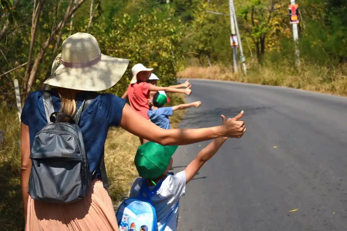 Pourquoi de plus en plus de touristes français se retrouvent avec une amende pour avoir simplement levé le pouce : ces pays où le stop est interdit