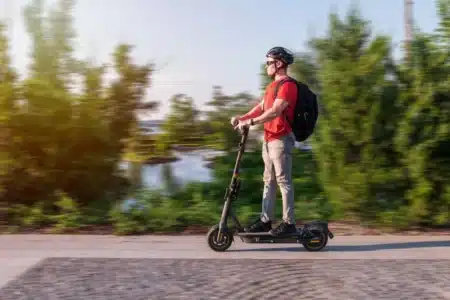 Pourquoi de plus en plus de préfectures imposent le casque en trottinette alors que la loi nationale ne l'exige toujours pas pour les adultes