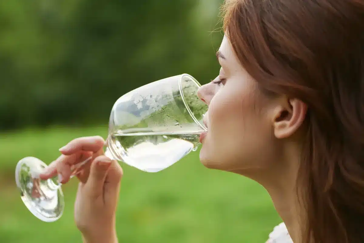 Pourquoi votre médecin répète « 1,5 litre d'eau par jour » alors que les experts estiment que ce chiffre ne convient pas à tout le monde