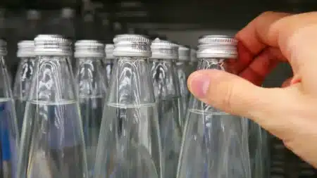 Pourquoi de plus en plus de supermarchés remettent la consigne sur les bouteilles en verre