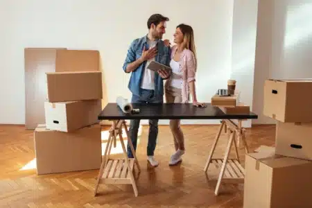 Beaucoup de gens ne le réalisent pas, mais la CAF et l'Agirc-Arrco peuvent payer une partie de votre déménagement : voici les conditions exactes