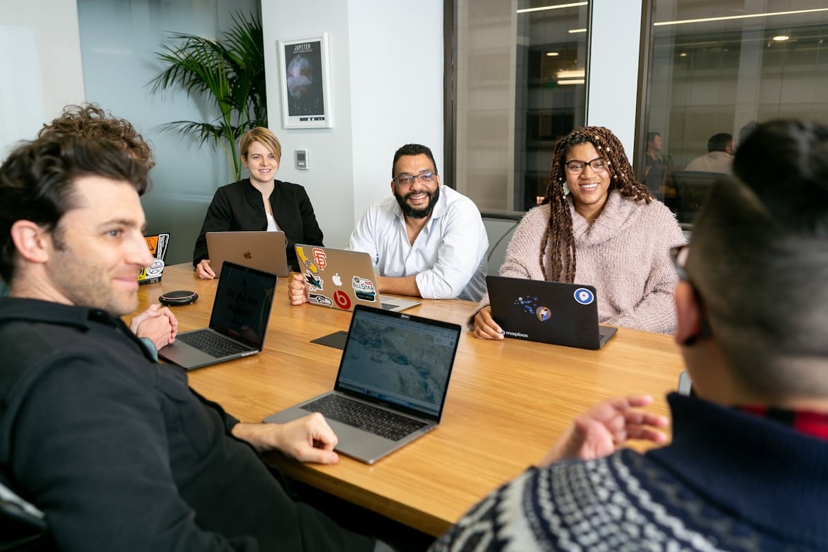 Groupe de personnes travaillant ensemble dans un espace de bureau moderne.