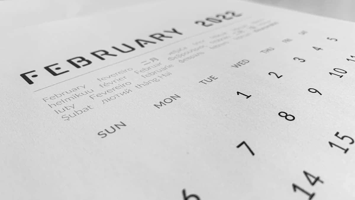 Calendrier hebdomadaire avec informations détaillées sur les jours de la semaine.