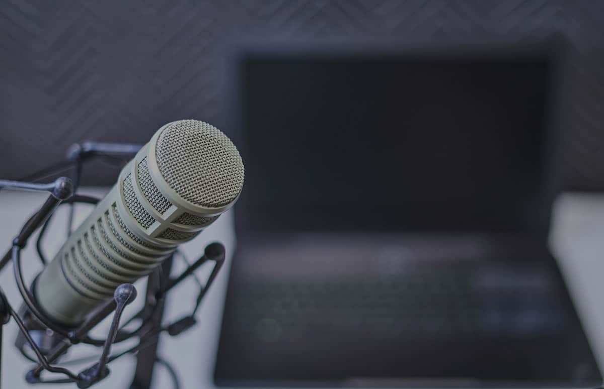 Microphone de studio professionnel sur fond sombre.