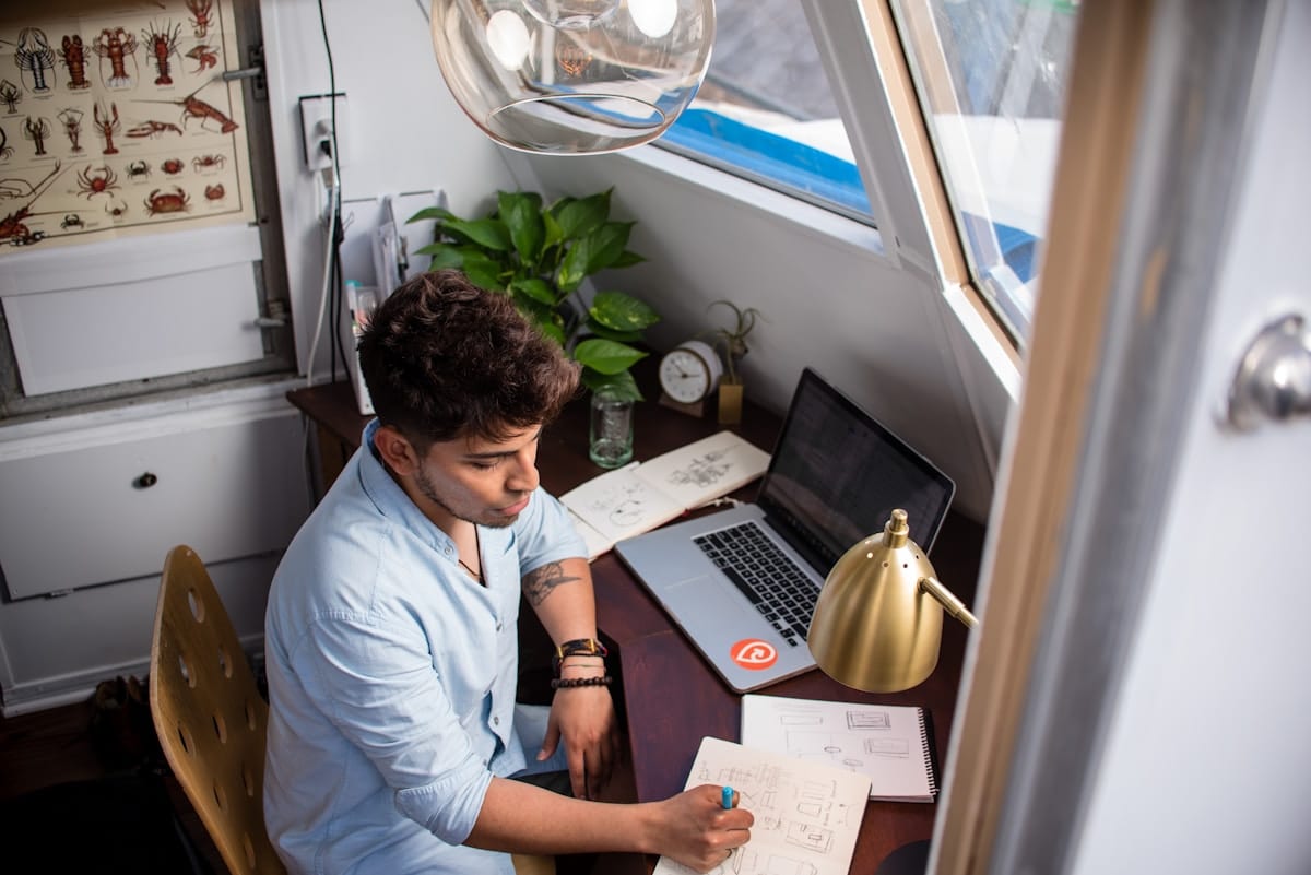 Homme travaillant sur un ordinateur portable dans un bureau décoré.