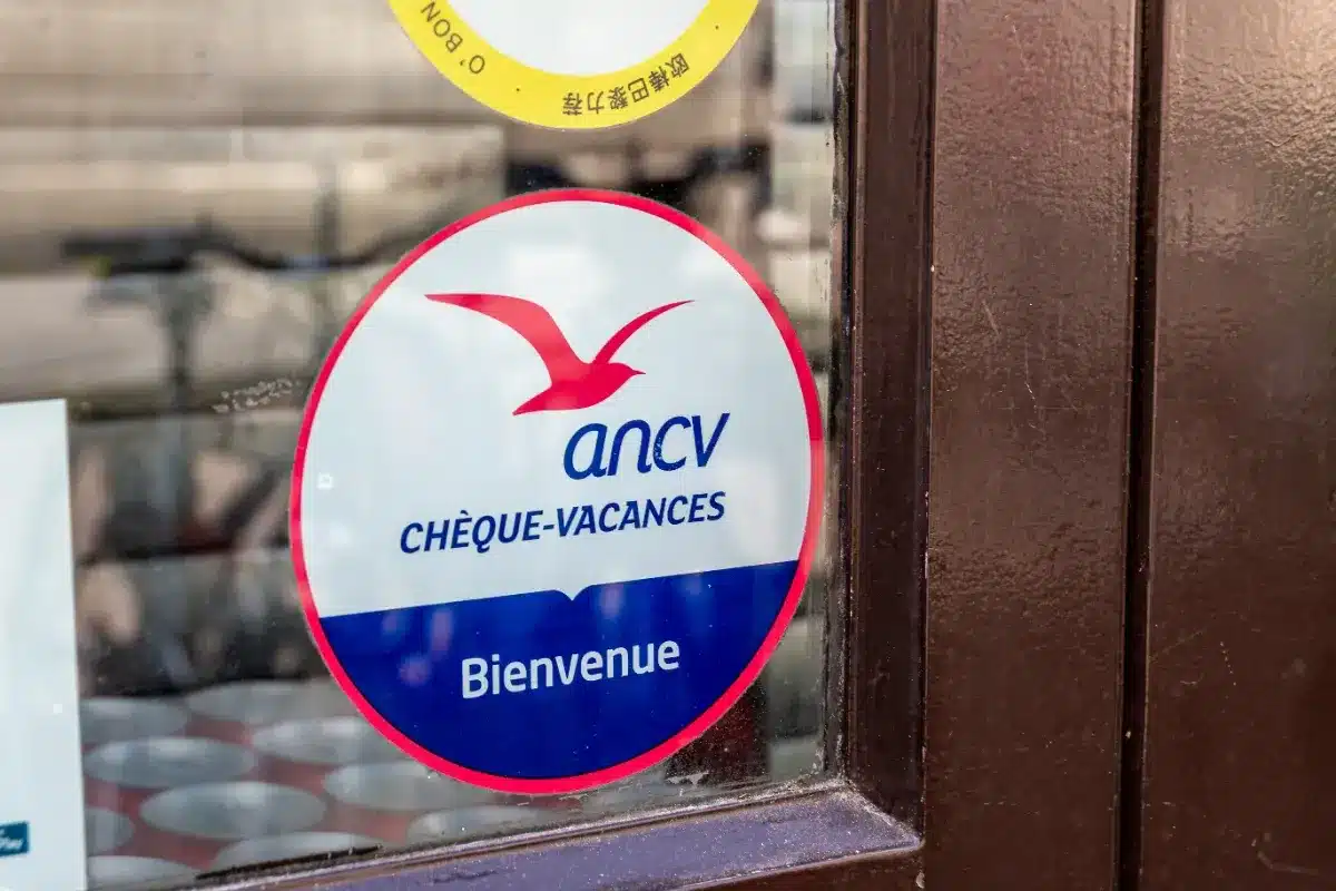 Chèques vacances pour les 18-25 ans : l'aide de 200€ change de règles en 2026, et beaucoup de jeunes risquent de passer à côté