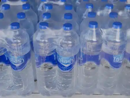 Cette eurodéputée RN affirme que les packs d'eau seront interdits cet été en Europe : voici ce que disent vraiment les textes