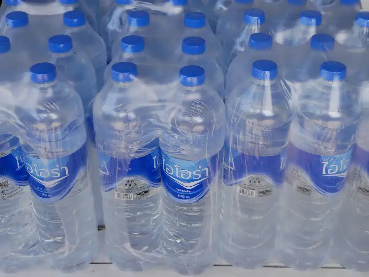 Cette eurodéputée RN affirme que les packs d'eau seront interdits cet été en Europe : voici ce que disent vraiment les textes