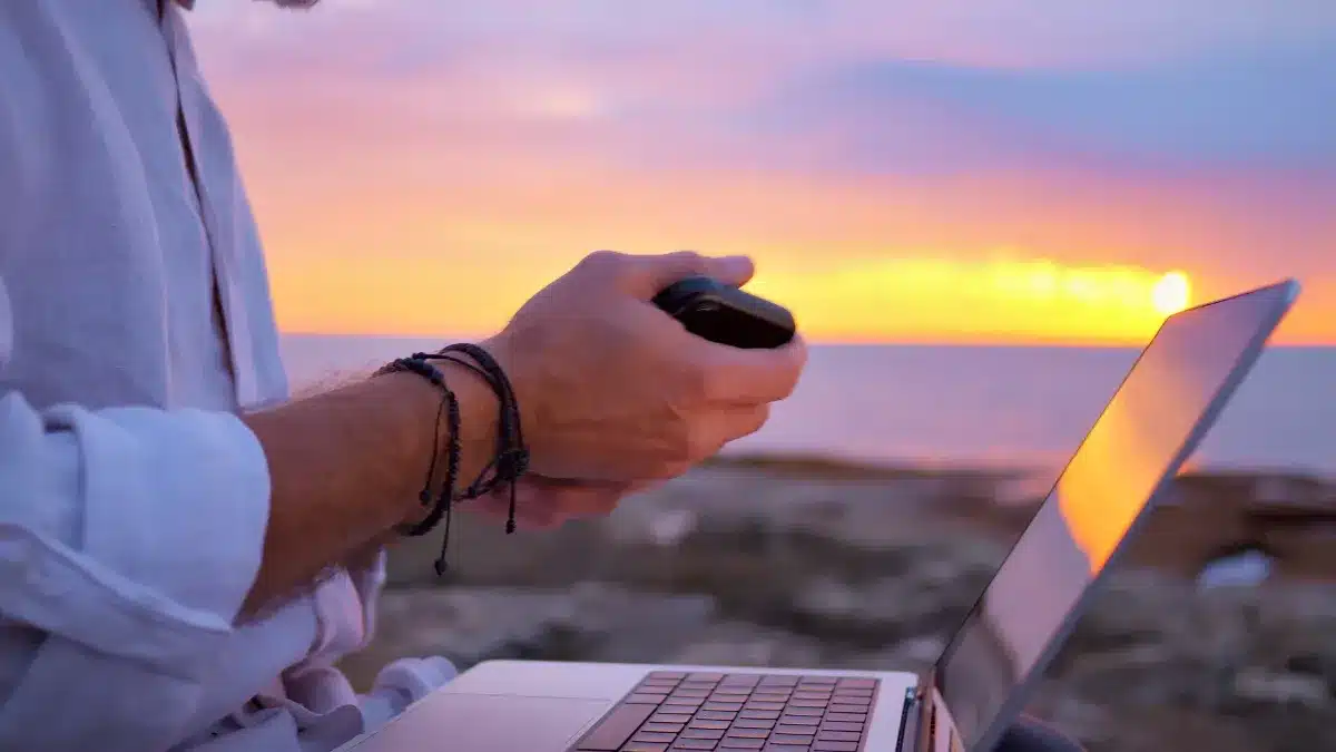 Oubliez la serviette ou le sac : voici des astuces pour protéger votre téléphone pendant la baignade à la plage