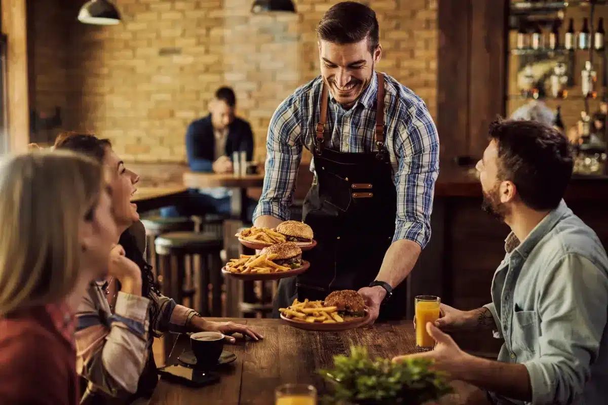 Pourquoi les psychologues observent les gens qui empilent leurs assiettes au restaurant : ce geste anodin révèle un trait de personnalité précis