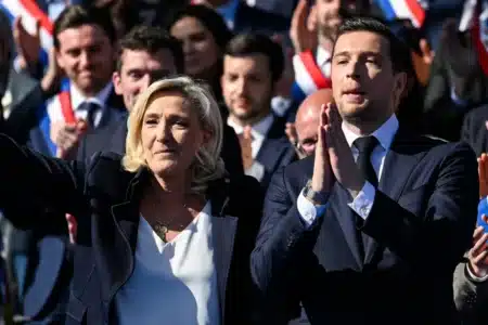 Voile dans l'espace public : le RN prépare un virage que personne n'attendait, et ça divise déjà les militants les plus fidèles