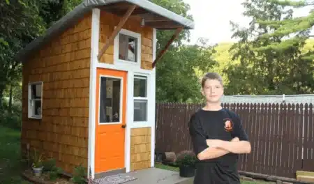 À 13 ans, il construit sa propre maison de 8 m² pour 1 300 € dans le jardin familial : « Tu réunis l'argent. Tu la construis. Elle est à toi. »