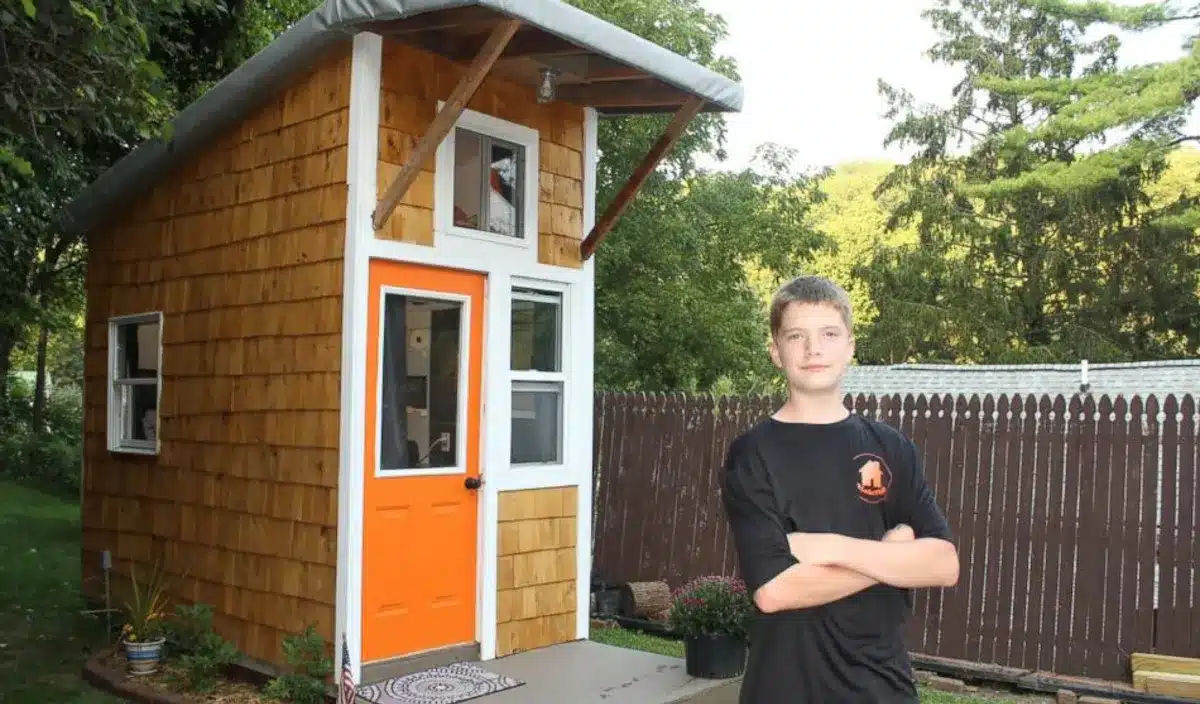 À 13 ans, il construit sa propre maison de 8 m² pour 1 300 € dans le jardin familial : « Tu réunis l'argent. Tu la construis. Elle est à toi. »