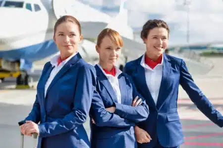 « Ce n'est pas par politesse » : quand une hôtesse de l'air vous dit bonjour à l'embarquement, elle vous évalue en quelques secondes