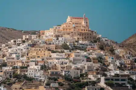 Cette île grecque cherche des volontaires pour vivre gratuitement : la seule condition, s'occuper des chats abandonnés