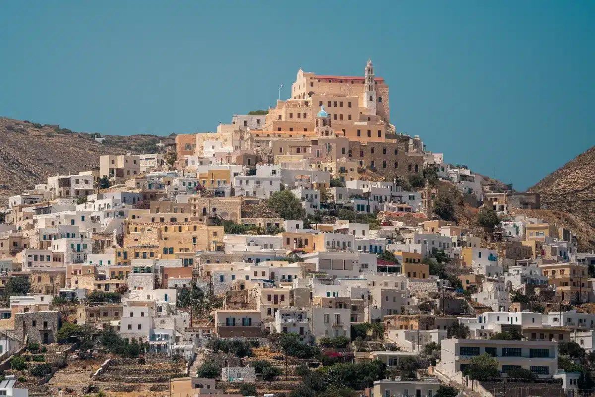 Cette île grecque cherche des volontaires pour vivre gratuitement : la seule condition, s'occuper des chats abandonnés