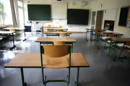 Cette professeure touchait près de 6000€ par mois en arrêt maladie depuis 17 ans : l'administration vient de la mettre à la retraite de force