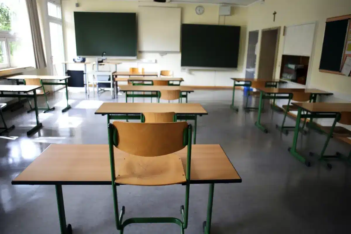 Cette professeure touchait près de 6000€ par mois en arrêt maladie depuis 17 ans : l'administration vient de la mettre à la retraite de force