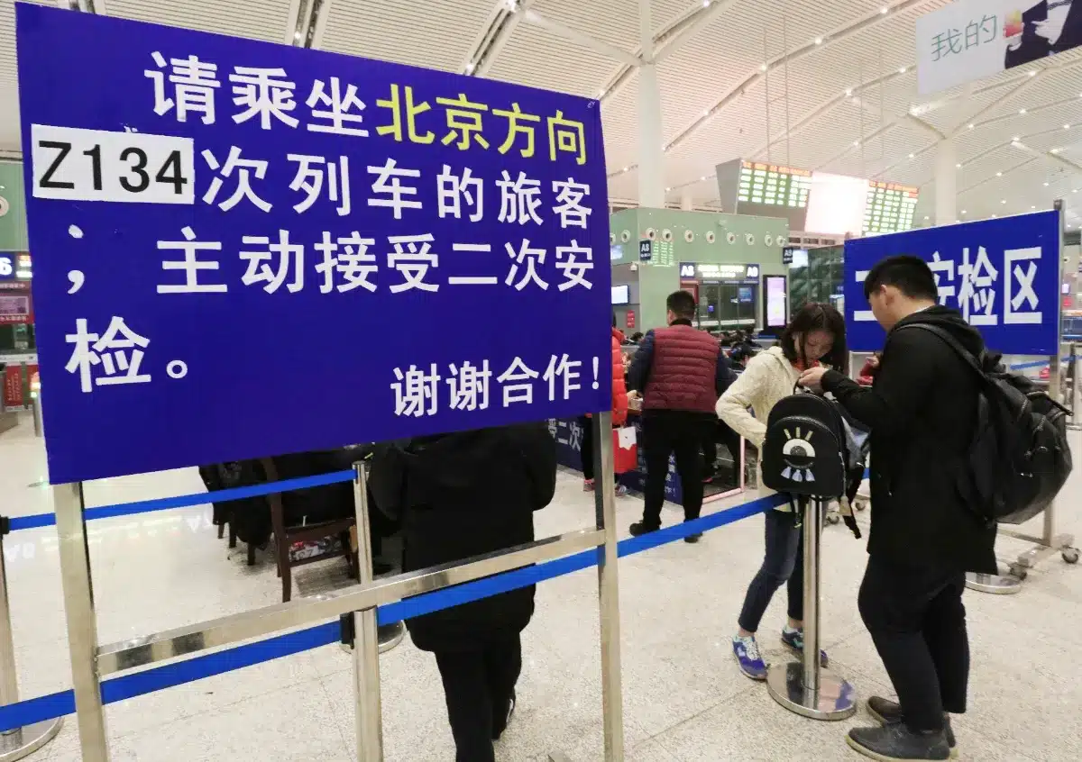 Dès le 15 septembre 2026, la Chine bannit pour 5 ans les voyageurs pris avec de faux documents : les consulats confirment que c'est sans appel