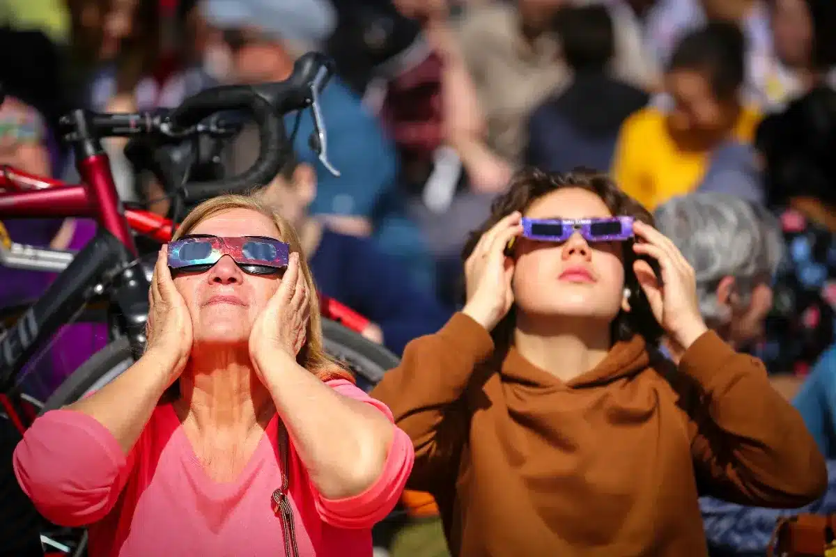 Éclipse solaire : la Répression des Fraudes révèle que certaines lunettes de protection étaient dangereuses, les vendeurs risquent 200 000 € d'amende