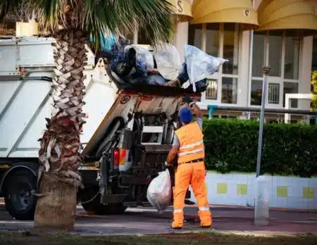 Elle jette son ticket de loterie à la poubelle sans savoir qu'il vaut 1 million d'euros : des éboueurs italiens fouillent les déchets pour le retrouver