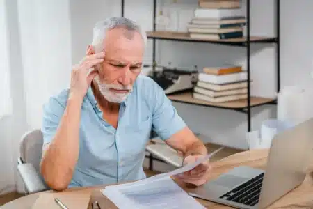 Jamais travaillé de sa vie et pourtant elle touche une retraite : voici combien l'État verse chaque mois après 65 ans