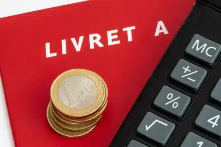 Le Livret A d'un proche décédé ne revient pas automatiquement au conjoint survivant : voici ce que fait la banque