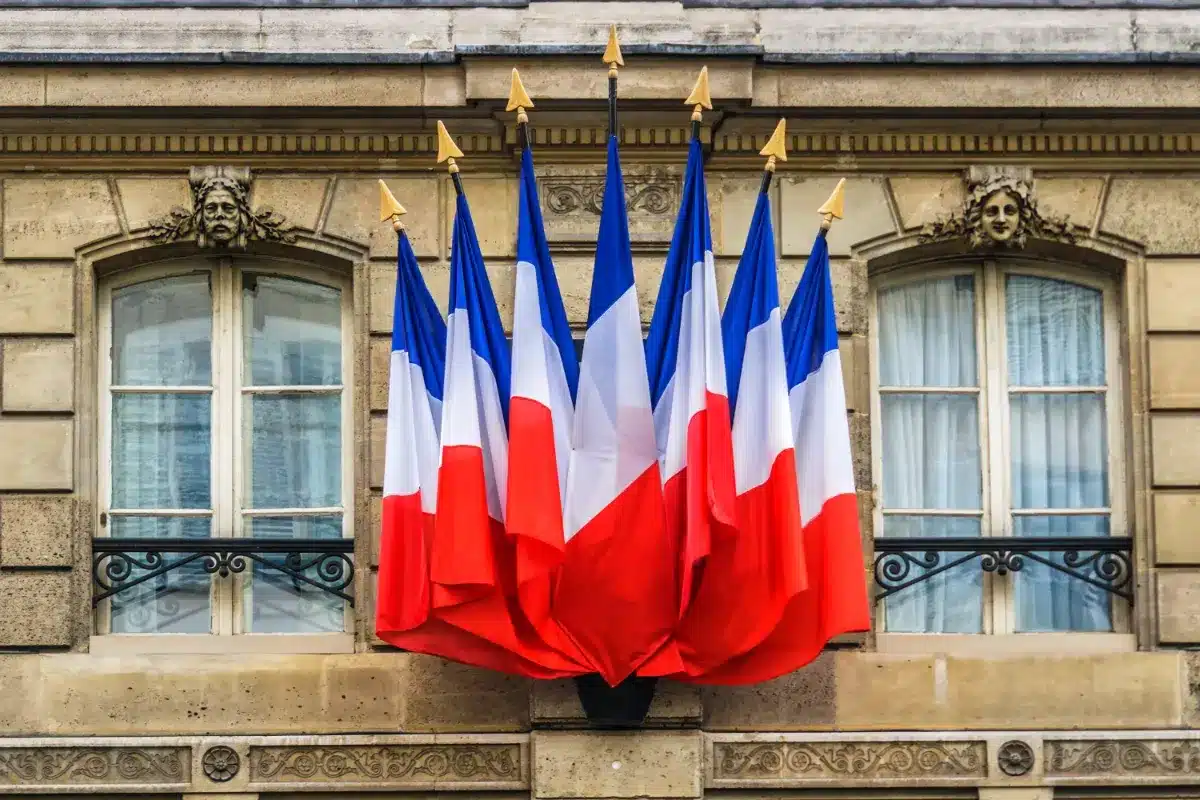 Ni interdit ni totalement libre : afficher le drapeau français chez soi obéit à des règles que 9 Français sur 10 ignorent