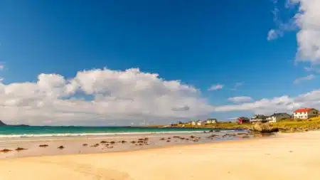 « Parigot, dehors » : en Bretagne, des habitants s'en prennent aux voitures de touristes et une joggeuse est agressée, l'été vire au cauchemar