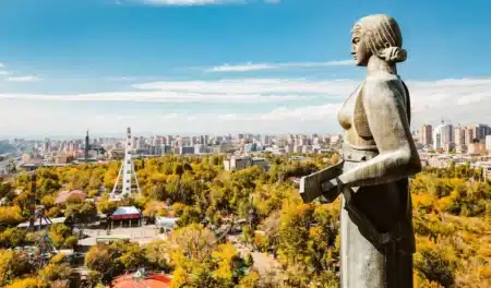 Pourquoi ce petit pays voisin de la Russie accélère sa candidature à l'UE alors que Moscou multiplie les pressions à sa frontière
