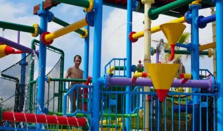 Qu'est-ce que le « défi brun » qui pousse de plus en plus de parcs aquatiques à fermer en plein été