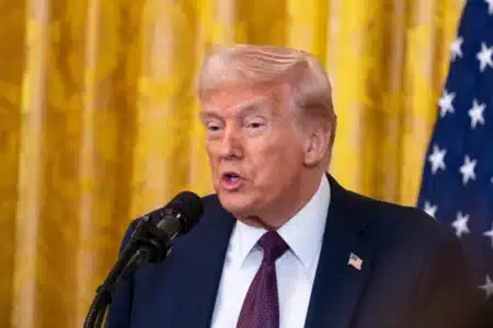 Trump signe un décret contre le « tourisme des naissances » : des milliers de bébés nés sur le sol américain pourraient perdre leur nationalité