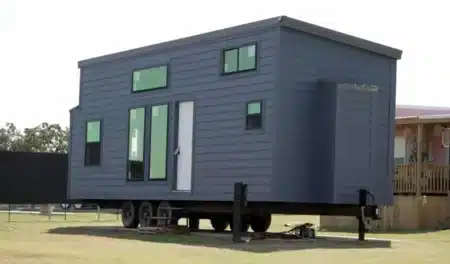 À 70 ans, elle vide son plan retraite pour bâtir un village de tiny houses réservé aux femmes seules : 450$ par mois