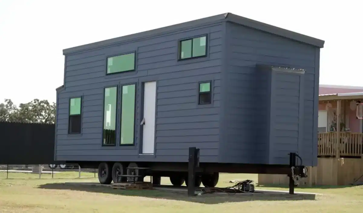À 70 ans, elle vide son plan retraite pour bâtir un village de tiny houses réservé aux femmes seules : 450$ par mois