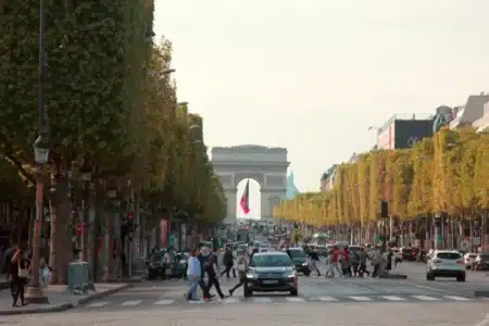 72 % des Français veulent réduire les aides sociales aux étrangers : ce sondage relance un débat que les politiques évitaient depuis des mois