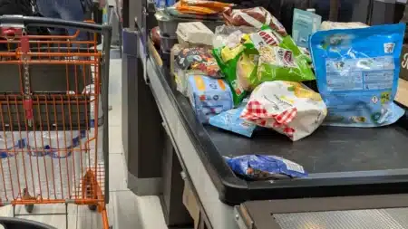Carlos, 50 ans, gestionnaire des ressources humaines assigné à la caisse du supermarché : il réclame plus de 700 000 euros de compensation