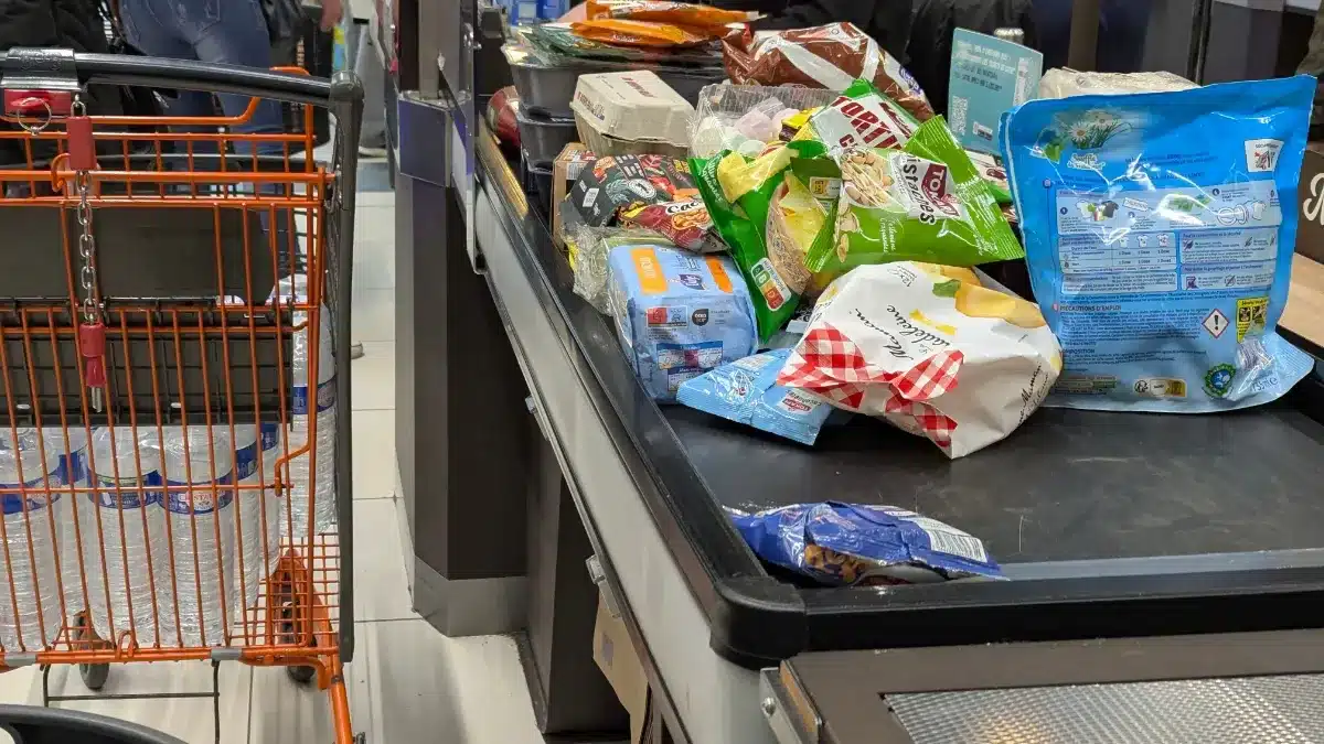 Carlos, 50 ans, gestionnaire des ressources humaines assigné à la caisse du supermarché : il réclame plus de 700 000 euros de compensation